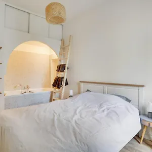 https://appartement-charmant-entierement-equipe.fr-paris.fr